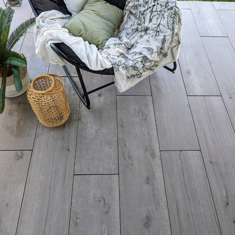 Réalisation Client 69 d'une dalle sur plot effet bois gris 30 x 120 avec chaise à bascule