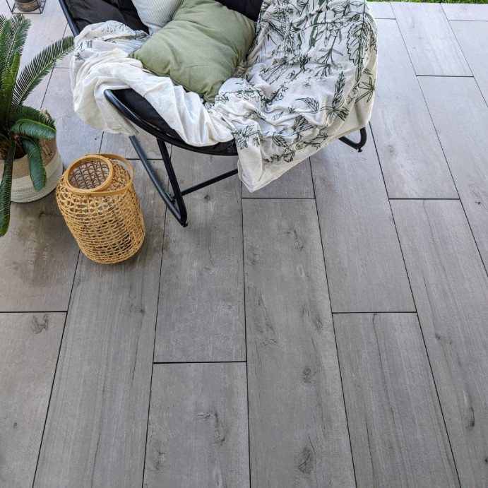 Réalisation Client 69 d'une dalle sur plot effet bois gris 30 x 120 avec chaise à bascule