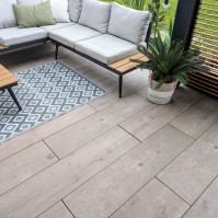 Dalle effet bois naturel 30 x 120 avec salon de jardin en angle