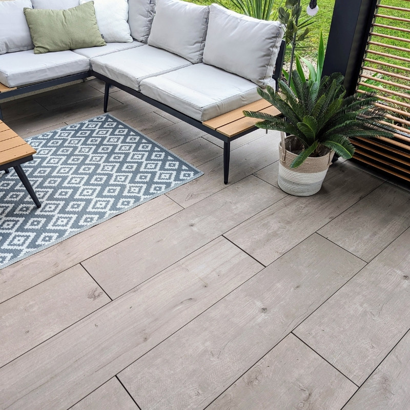 Dalle effet bois naturel 30 x 120 avec salon de jardin en angle