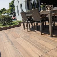 Terrasse sur plots avec dalle effet bois 40 x 120 avec table de jardin marron