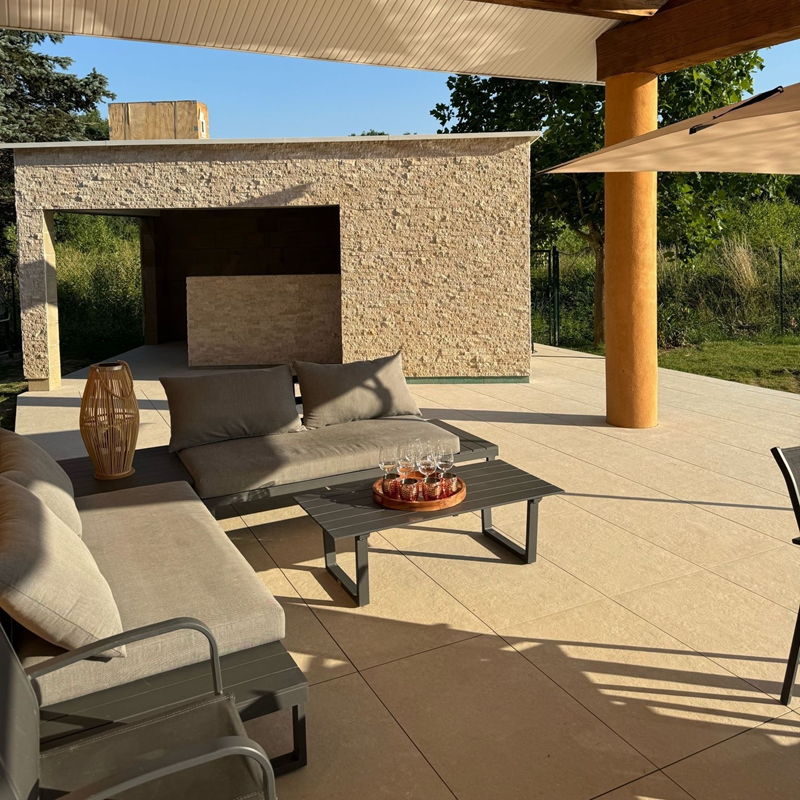 Réalisation dalle travertin beige sur plot