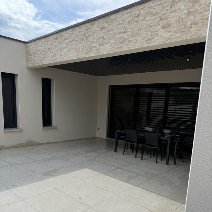 Réalisation Parement en Travertin beige