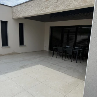 Réalisation dalle travertin beige