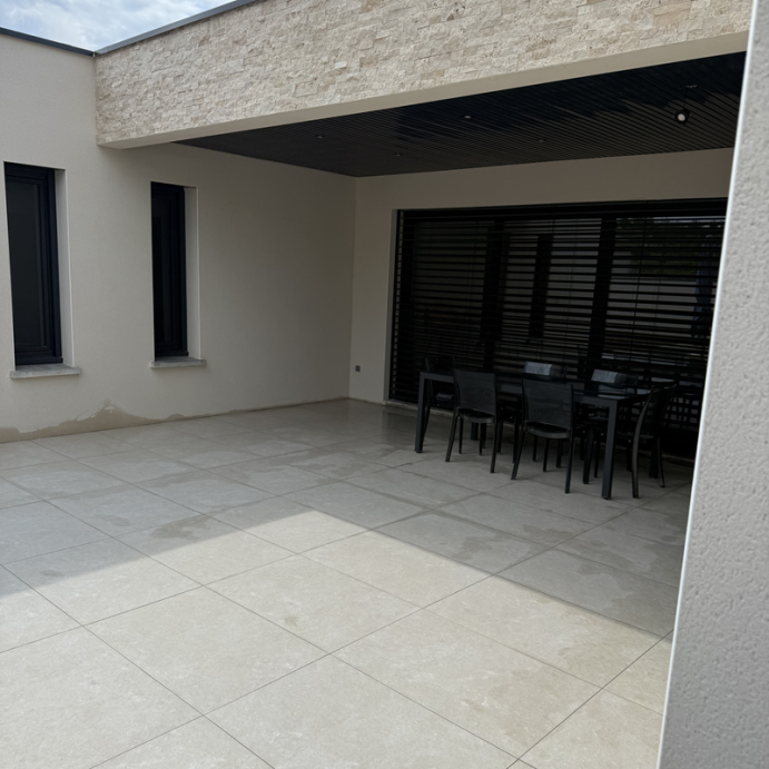 Réalisation dalle travertin beige