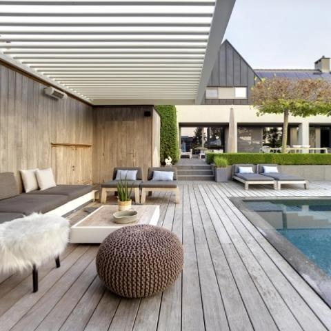 un jardin avec piscine et une terrasse en bois moderne