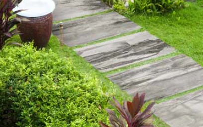 plusieurs dalles posée sur du gazon