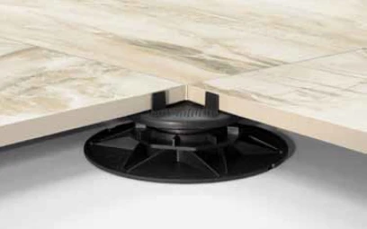 trois dalles poser sur un plot