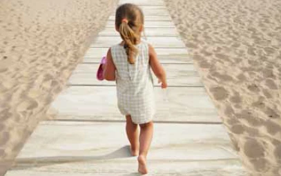 plusieurs dalles posée sur du sable 