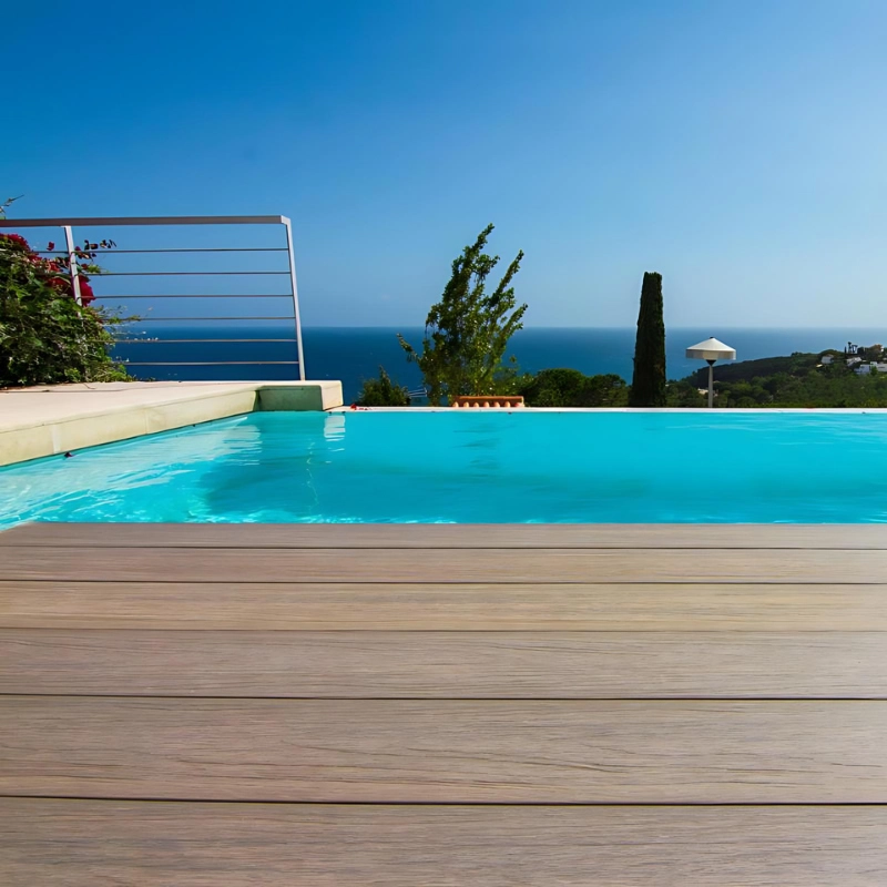 une terrasse en bois composite avec piscine et une belle vu